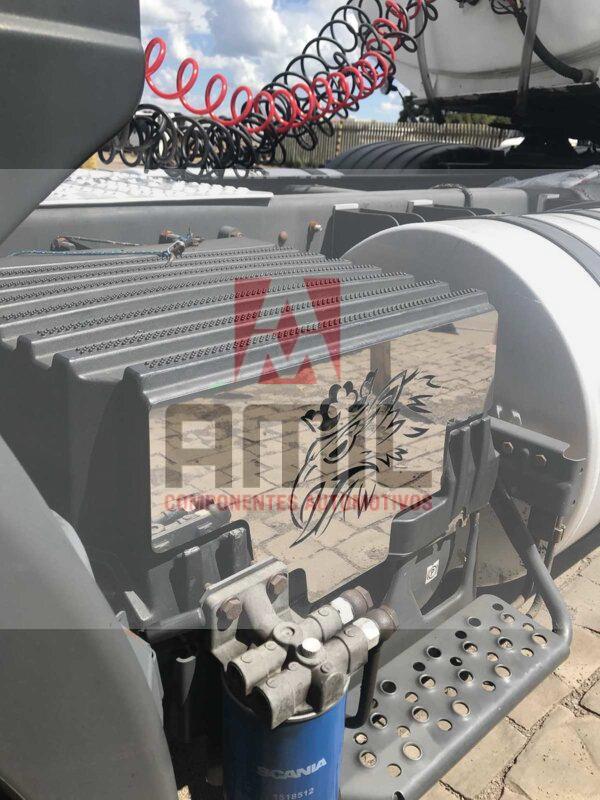ACABAMENTO DE INOX FRONTAL COM GRIFÃO DA TAMPA DA CAIXA DE BATERIA PARA SCANIA S4 P / G / R S5 HIGHLINE 2012 A 2015 / STREAMLINE 2016 A 2018 - Imagem 2